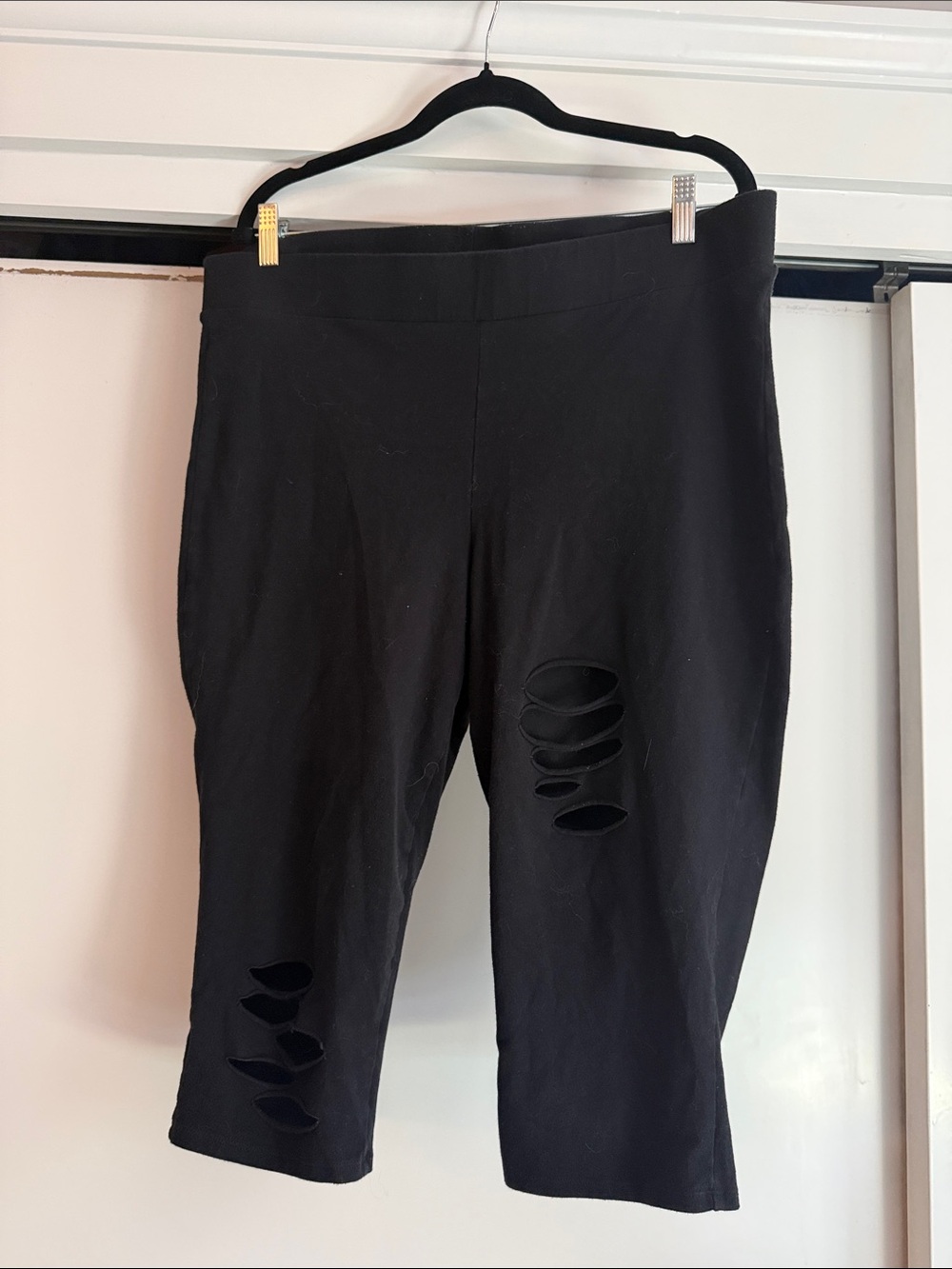 torrid Black Cropped Distressed Capri leggings